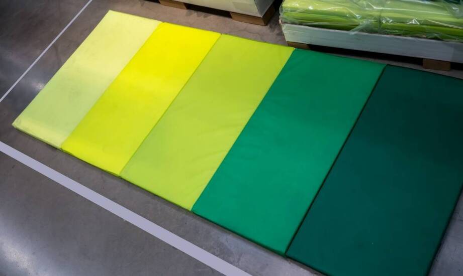 Różnorodność kolorystyczna płyt poliwęglanowych litej – jak wpływa na projekt?