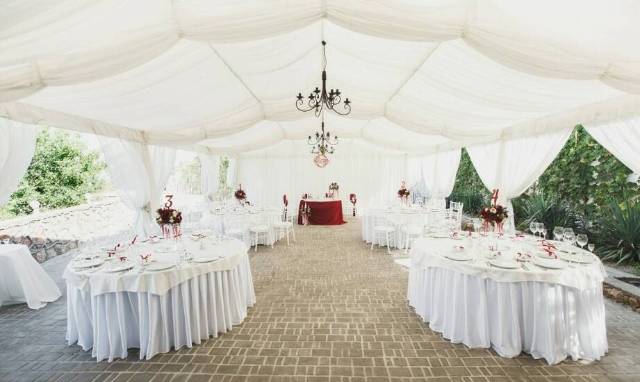 Zastosowanie namiotów ozdobnych z nadrukiem w organizacji eventów rodzinnych