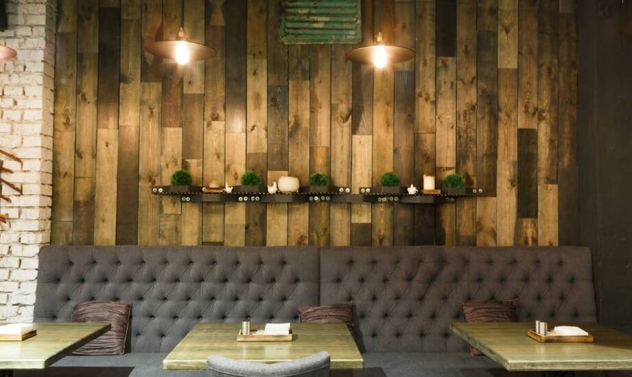 Oświetlenie restauracyjne – zastosowanie lamp wiszących z żarówkami