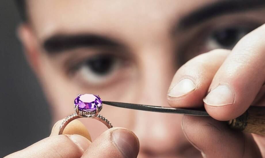 Specjalizacja w wycenie diamentów – na czym polega profesjonalizm?
