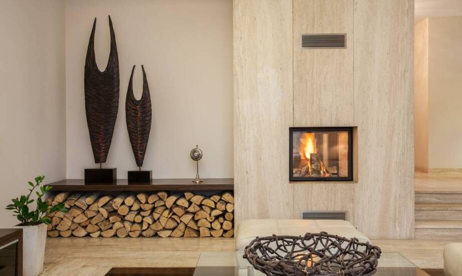 Jak pojemnik na drewno kominkowe może stać się centralnym punktem aranżacji salonu?