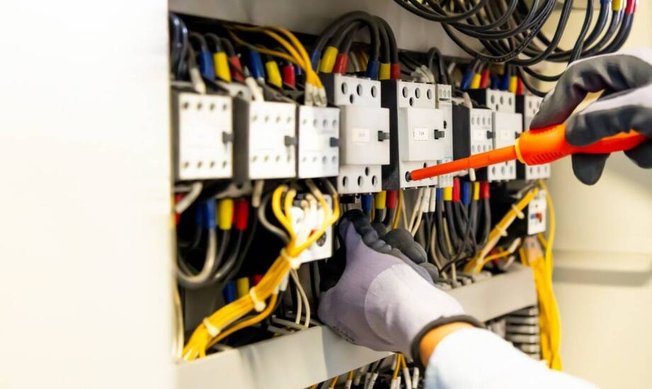 Czym różnią się instalacje elektryczne w mieszkaniach od tych w biurach?