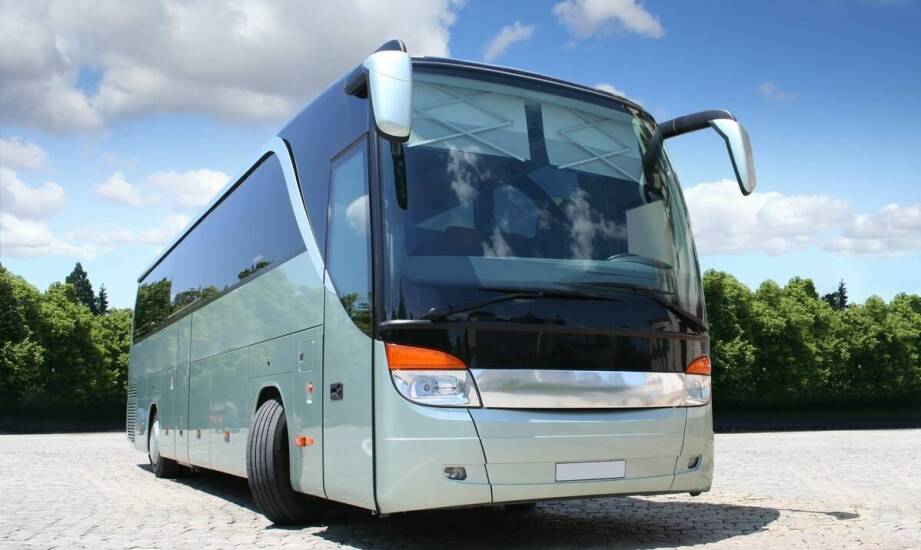 Wynajem busa z możliwością odbioru po eksploatacji – wpływ na koszt za 1 km