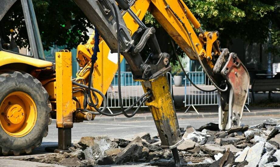 Grot do młota hydraulicznego a wpływ na środowisko pracy