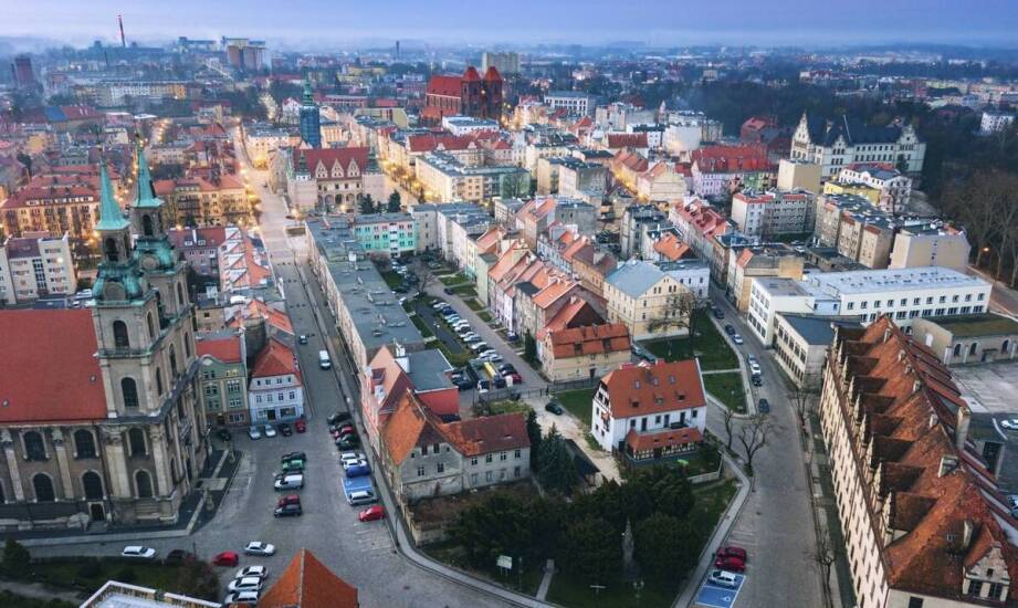 Odkryj architekturę Gniezna: spacer z przewodnikiem po zabytkach