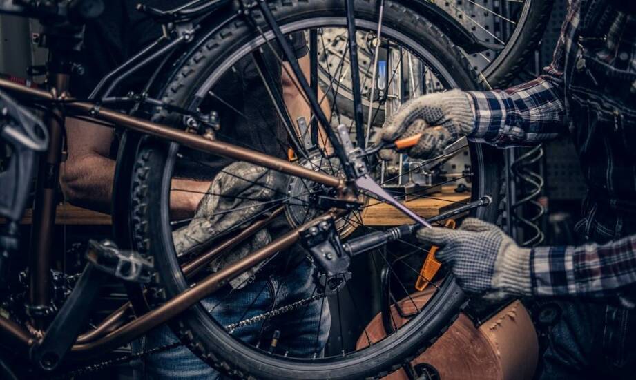 Jakie usługi serwisowe oferuje konik sklep dla rowerów miejskich?