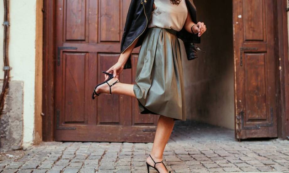 Stylizacje z ramoneską i długą sukienką na wieczorne wyjścia