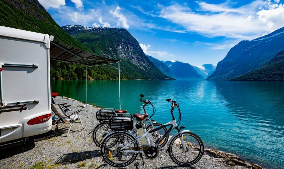 Jak sezon turystyczny wpływa na cenę wóz kempingowy wynajem?