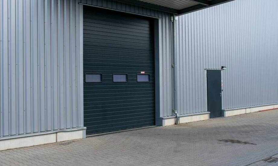 Jakie innowacje technologiczne oferują nowoczesne bramy przemysłowe?