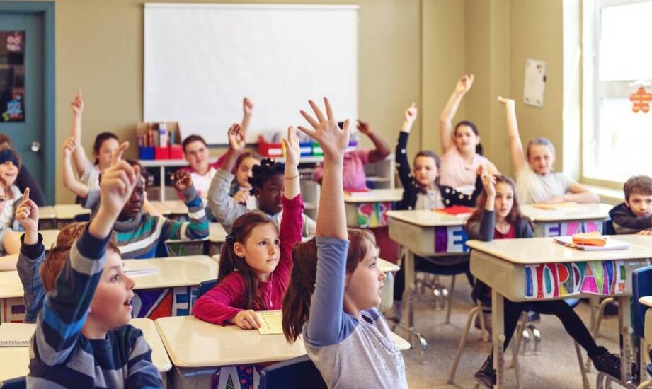 Jakie korzyści daje druk naklejek na zamówienie dla sektora edukacyjnego?