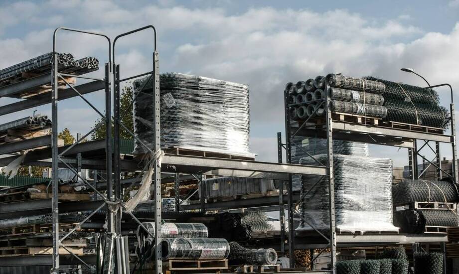 Jak odbojnice stalowe zwiększają bezpieczeństwo na parkingach?