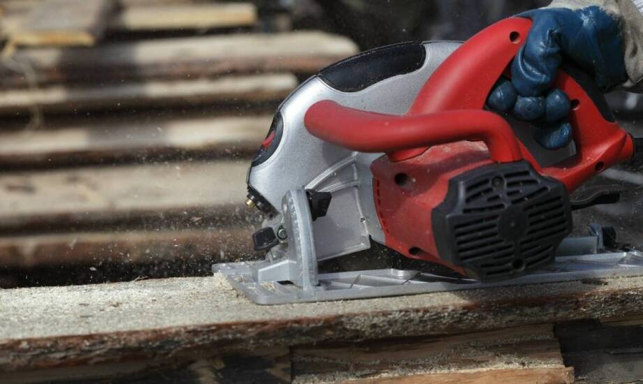 Wydajność i ergonomia pracy z piłą spalinową Makita EA3110T