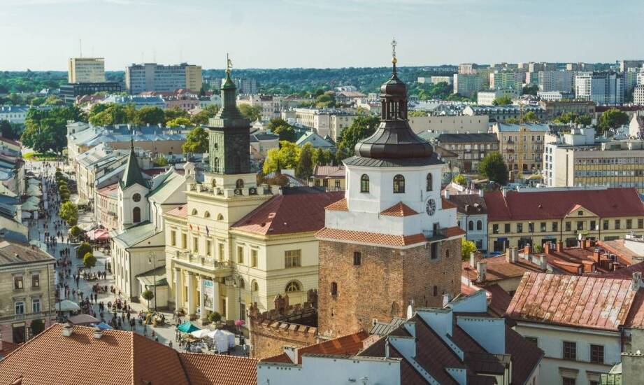 Jakie są korzyści uczestnictwa w bezpłatnych spacerach z przewodnikiem w Gnieźnie?