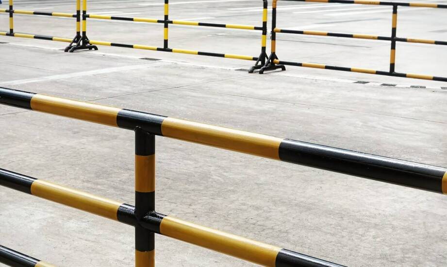Bezpieczeństwo dróg transportowych dzięki odbojom słupowym w zakładach produkcyjnych