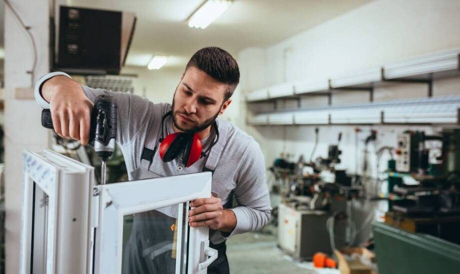 Jak zainstalować dodatkowe drzwi i okna w małym garażu blaszanego?