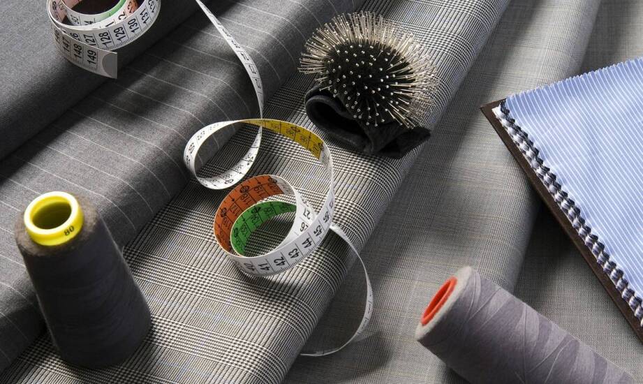 Garnitury męskie szyte na miarę – jak podkreślają indywidualny styl i elegancję?