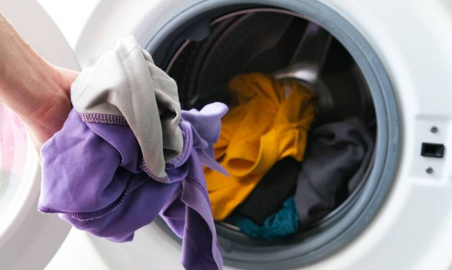 Jak kapsułki do prania wpływają na ochronę kolorów w tkaninach?