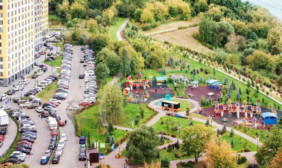 Zalety wyboru pola namiotowego z placem zabaw i boiskiem do gier zespołowych