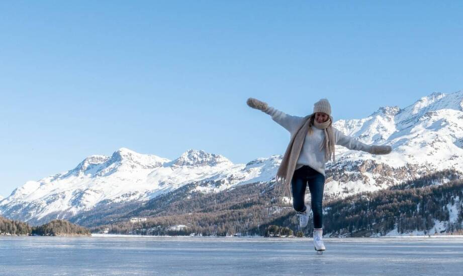Stylizacja na chłodniejsze dni: golf rozpinany i elegancki płaszcz