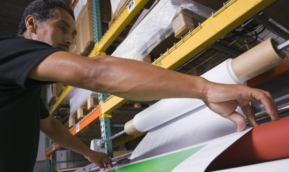 Jak plotery wpływają na efektywność produkcji elementów wystawienniczych?