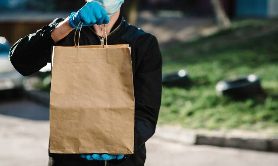 Jakie miejsca z jedzeniem blisko mnie oferują dostawę do domu?