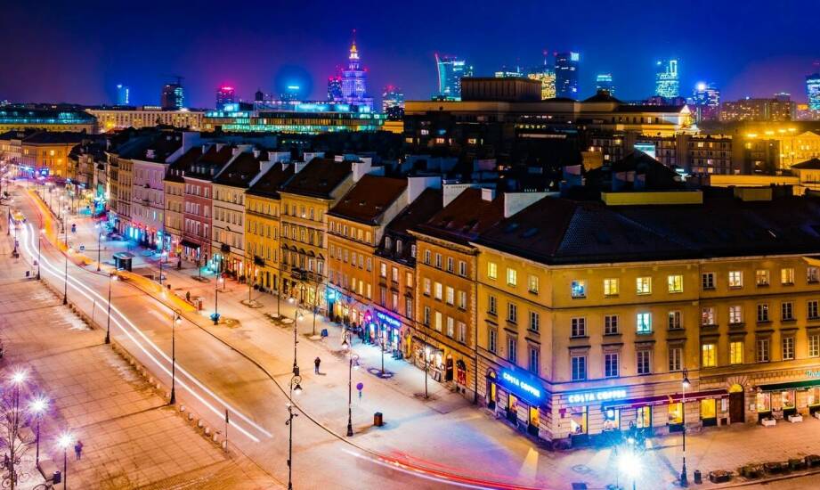 Co wyróżnia tani hostel w Warszawie na tle innych opcji noclegowych?