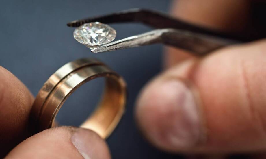 Jak określić rozmiar pierścionka, gdy chcemy go nosić razem z innymi obrączkami?