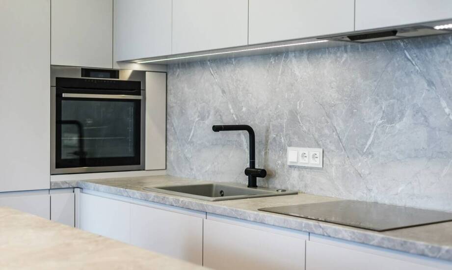 Renowacja powierzchni bez demontażu dzięki nowoczesnym spiekom kwarcowym