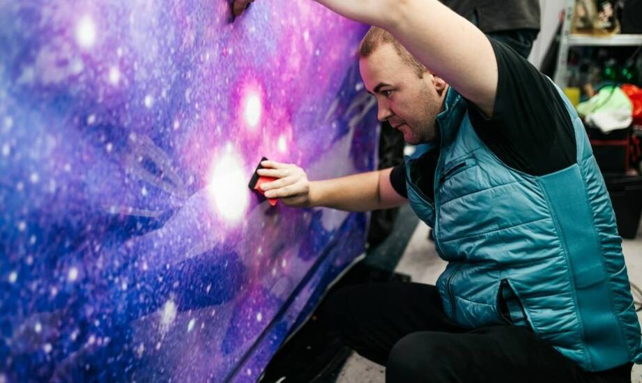 Czy folia fluorescencyjna to kosztowna opcja dla reklamy mobilnej?