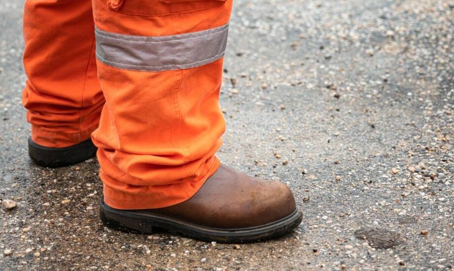 Spodnie z ochraniaczami na kolana jako niezbędny element garderoby pracownika fizycznego