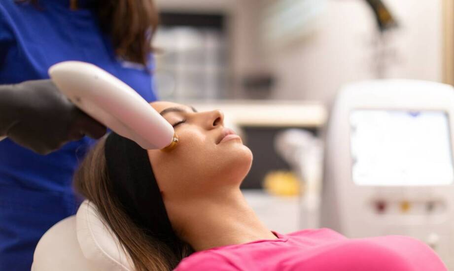 Częstotliwość zabiegów depilacji laserowej: jak często powinny być wykonywane?