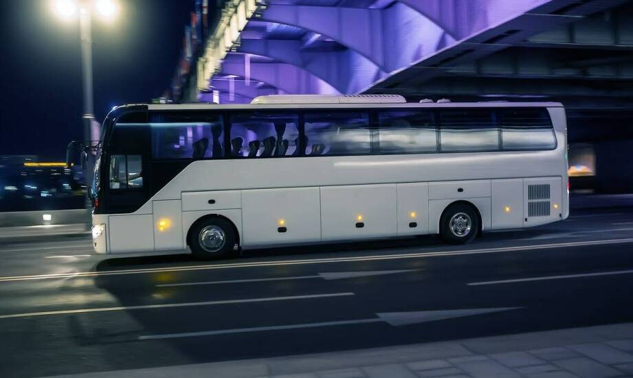 Jakie udogodnienia oferują nowoczesne pojazdy w transporcie osób do Belgii?