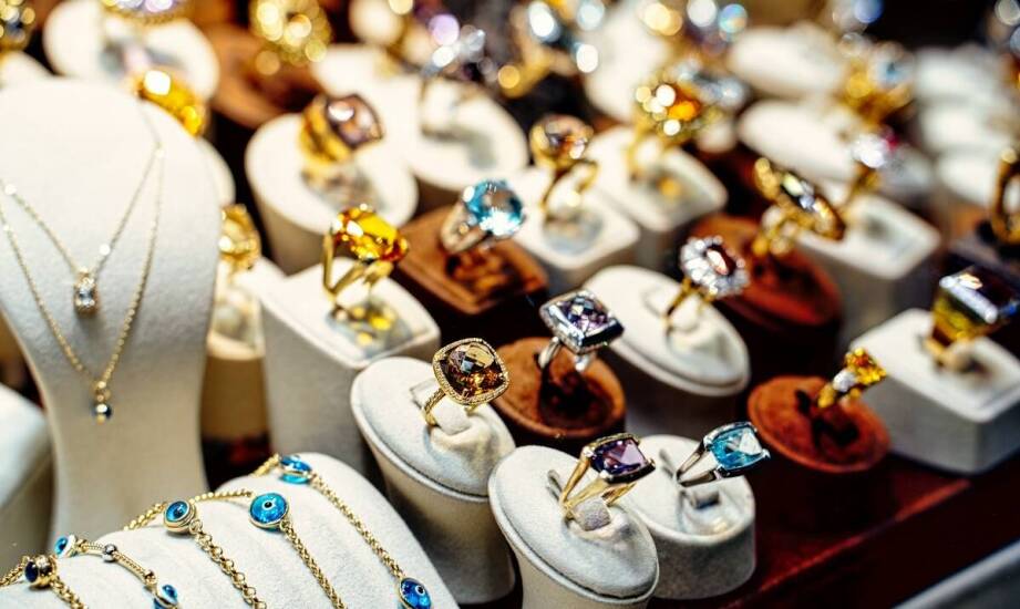 Jakie są zalety inwestowania w obrączki z białego i żółtego złota?