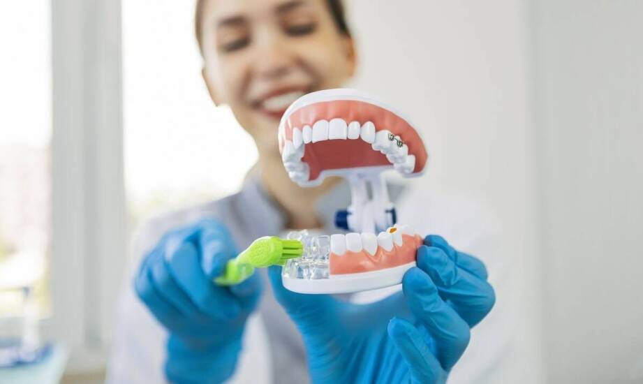 Jakie są różnice między metodami wybielania zębów w klinice?