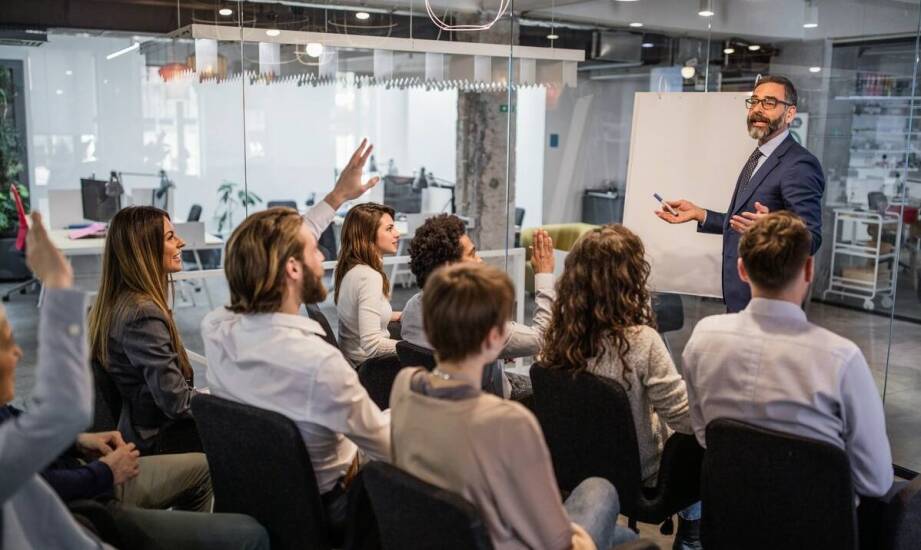 Kluczowe zalety współpracy z coachem motywacyjnym w działach handlowych