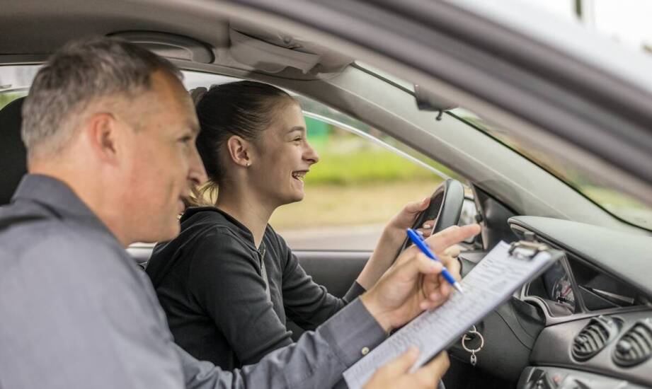 Jak wygląda kurs na prawo jazdy kategorii B w szkole jazdy w Gliwicach?