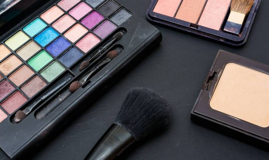 Jakie są kluczowe elementy skutecznej prezentacji paletek kartonowych na rynku kosmetycznym?