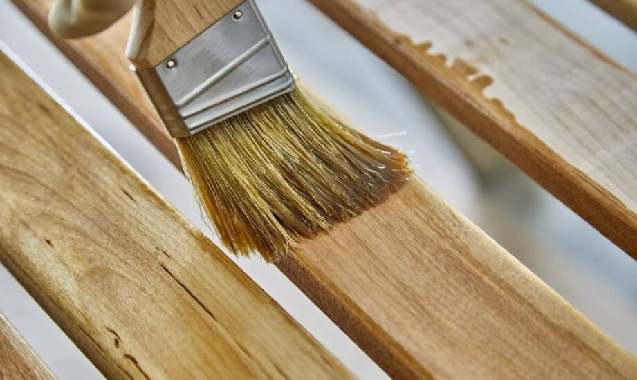 Olej hydrofobowy w pielęgnacji drewnianych altanek i pergoli