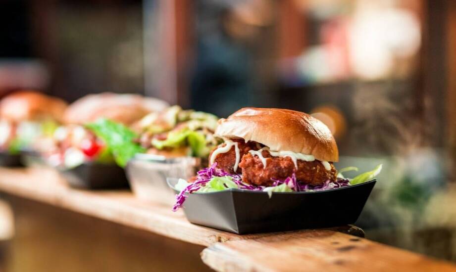 Wpływ lokalnej kultury na menu karczmy piwnej – co warto uwzględnić?