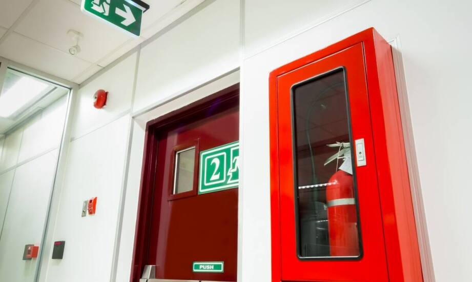 Zastosowanie systemów ochrony przeciwpożarowej klasy B1 w budynkach wielokondygnacyjnych