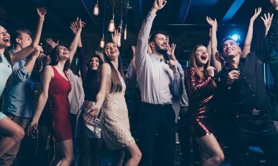 Wybór muzyki na wesele – jak dopasować ją do stylu wnętrza i charakteru imprezy?