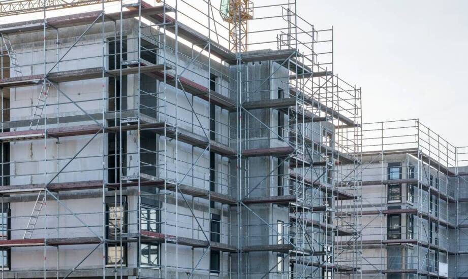 Bezpieczeństwo i stabilność: jak rusztowanie aluminiowe na kółkach spełnia normy EN