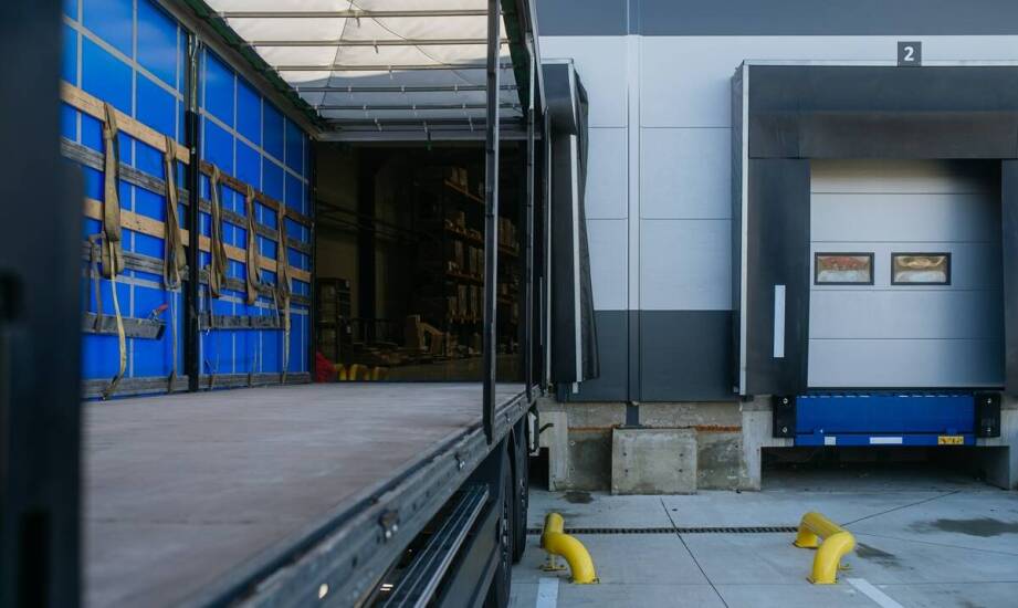 Plandeka firanka w przewozie mebli – dlaczego to idealne rozwiązanie?