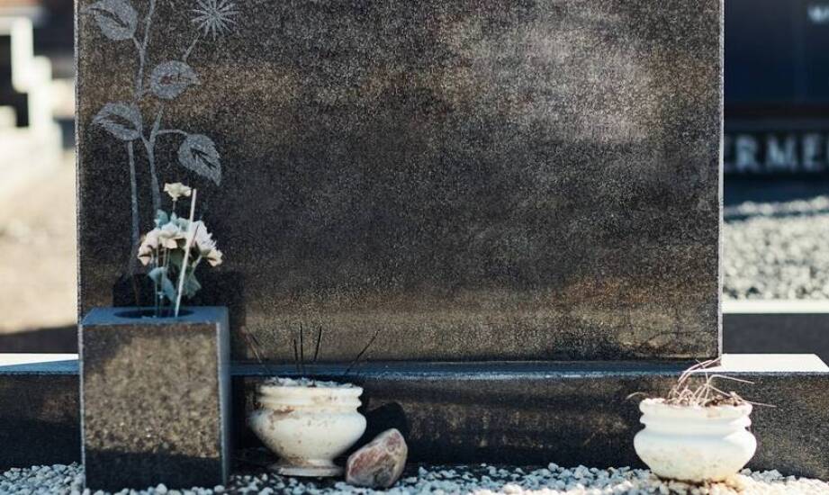 Różne style serc z granitu na pomniki – co oferuje rynek?