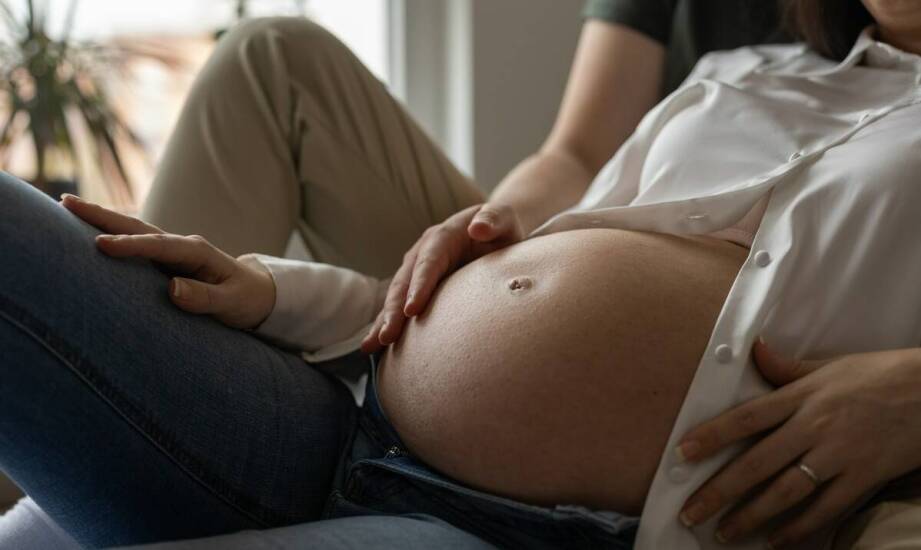 Sesja zdjęciowa brzuszkowa w studio – jakie korzyści niesie ze sobą to rozwiązanie?