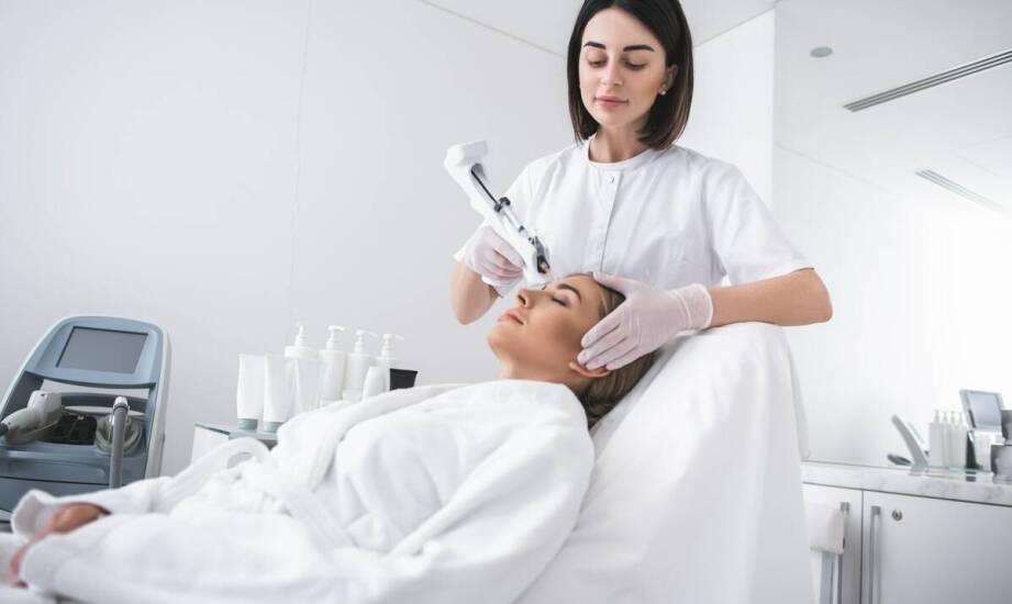 Zastosowanie laseroterapii w odmładzaniu skóry twarzy i szyi