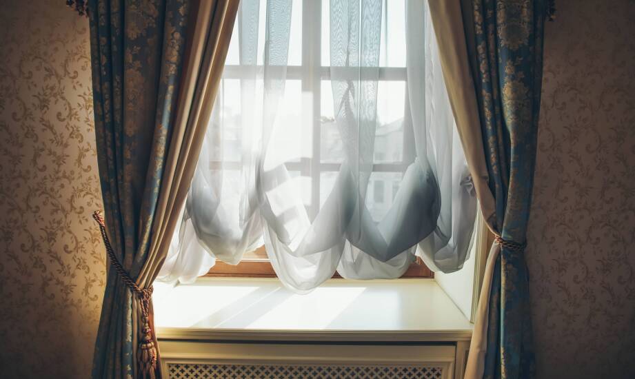 Profesjonalne podejście dekoratora do projektowania firan na zamówienie