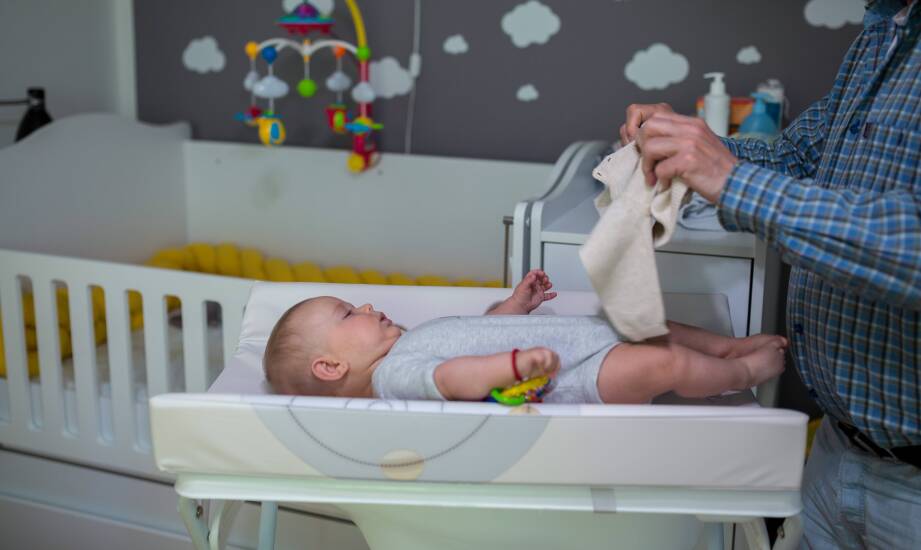 Jakie są zalety przewijaków dla noworodków z dodatkowymi akcesoriami?