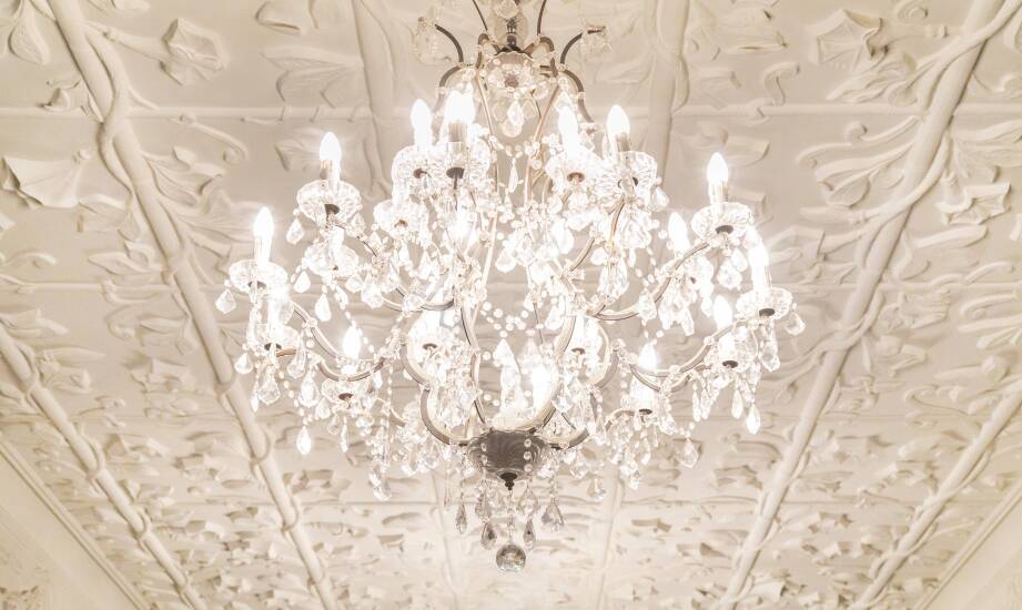 Nowoczesny żyrandol kryształowy w minimalistycznym wnętrzu – czy to możliwe?