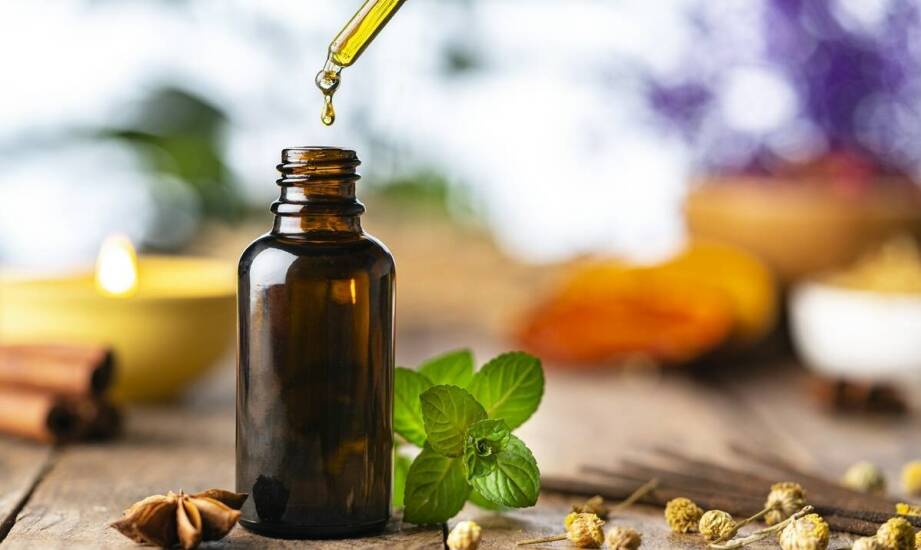 Kluczowe zalety stosowania olejków eterycznych w produkcji perfum